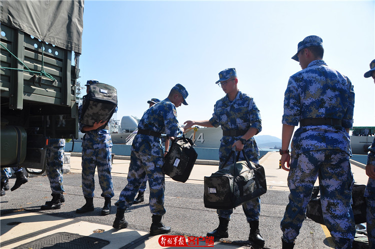 睡过34℃的住舱,他们在吕梁山舰读懂水兵的使命担当