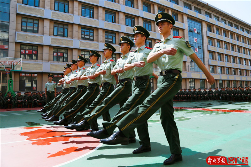 正步行进,落步铿锵神采飞扬.