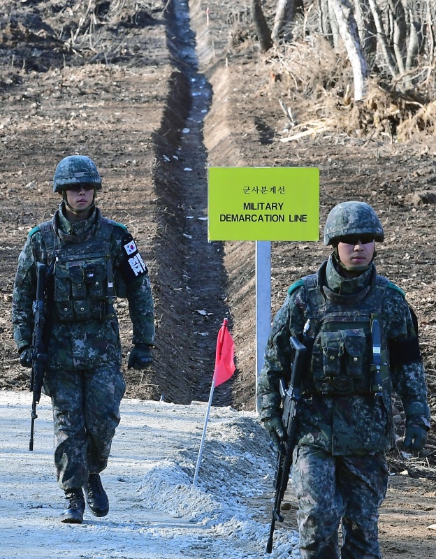 11月22日,在韩国江原道铁原郡,韩国士兵在非军事区内铁原箭头高地一带