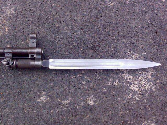 56式剑型刺刀,俗称"56式扁刺",刀身两侧开有宽血槽,刀身经过去光处理