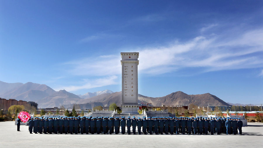 西部战区空军驻藏某基地官兵在拉萨烈士陵园祭典先烈.