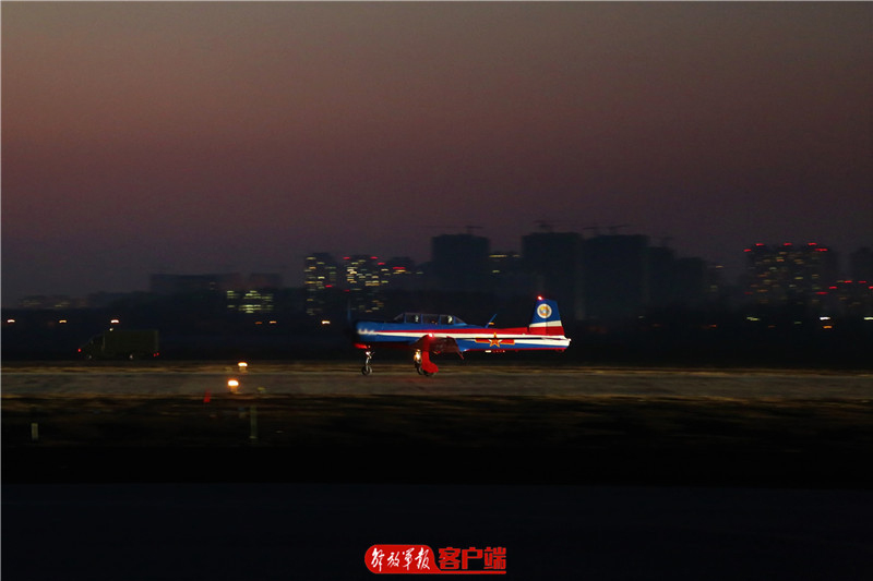 夜航单飞训练!空军航空大学飞行学员展翼向"战"飞