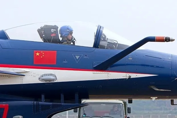 中国空军八一飞行表演队歼-10表演机的国旗标志