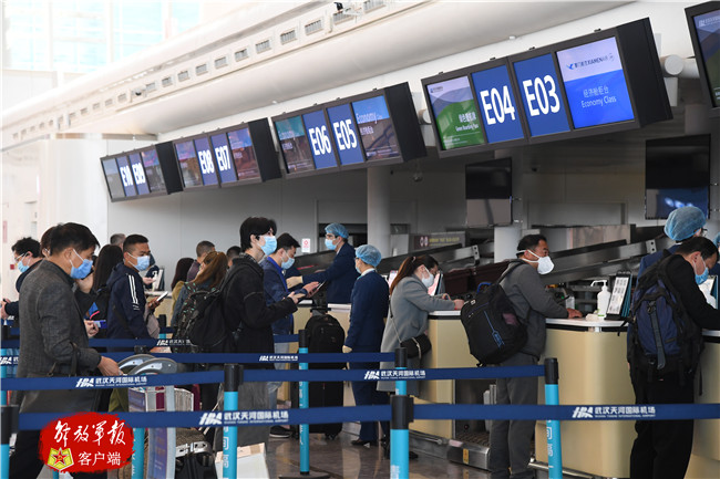 4月8日上午,武汉天河机场候机大厅内乘客正在办理登机手续.
