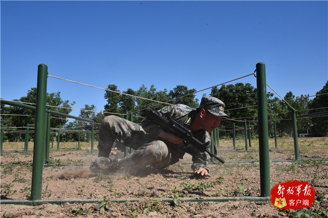 基干民兵正在进行单兵战术训练