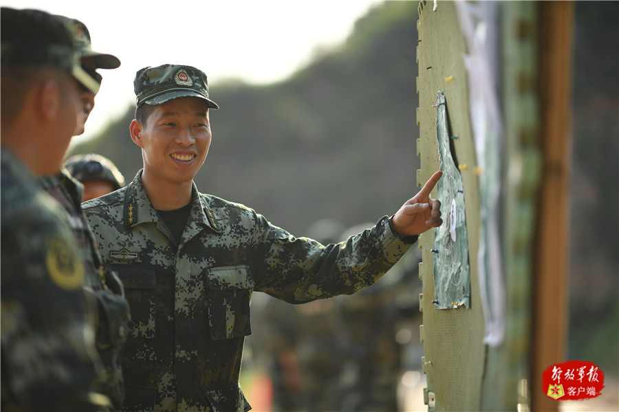 武警宜春支队机动中队中队长徐迪在射击训练场上,与官兵分享成功上靶