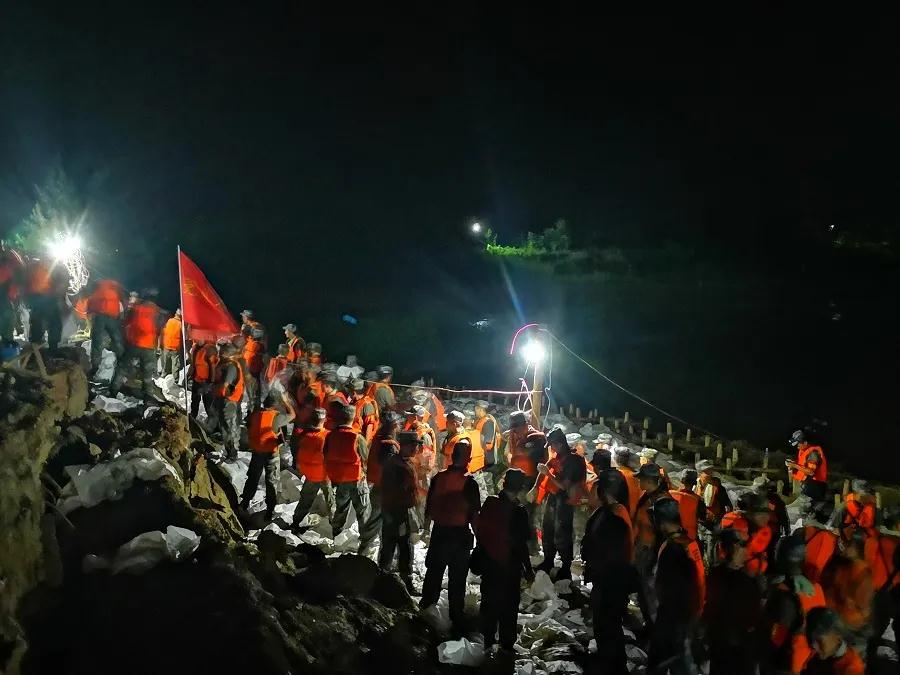 动千余名官兵,区分4个梯队摩托化机动近400公里奔赴巢湖支援抢险救灾
