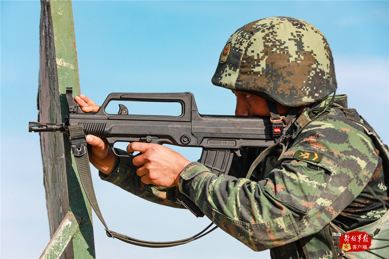 多种姿势射击.赵俊杰 摄