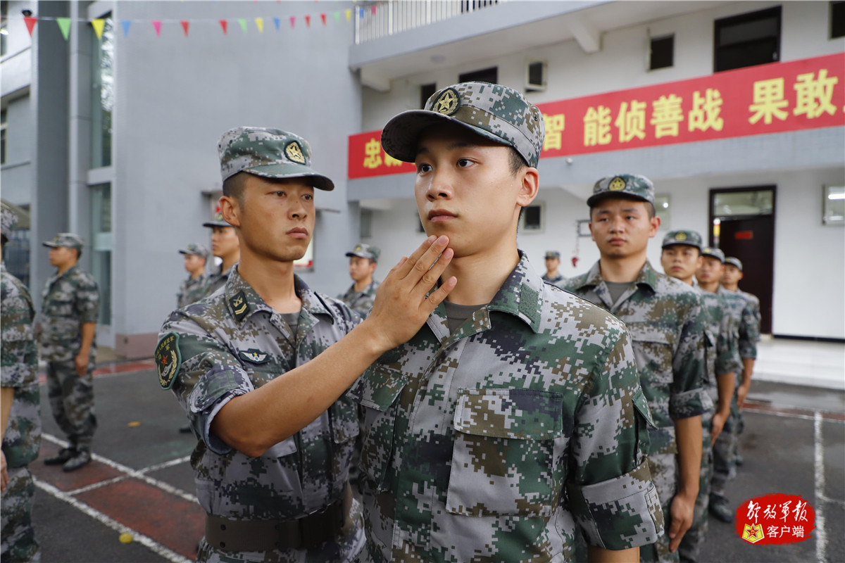 了解情况后,指导员袁煜及时跟上,帮他化解心中的迷惑,鼓励他积极适应