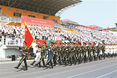 图为当日活动中,中国人民解放军三军仪仗队进行分列式表演.陈 平摄