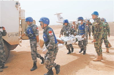 中国第5批赴马里维和医疗分队医护人员正在转运遇袭伤员. 王海玉摄