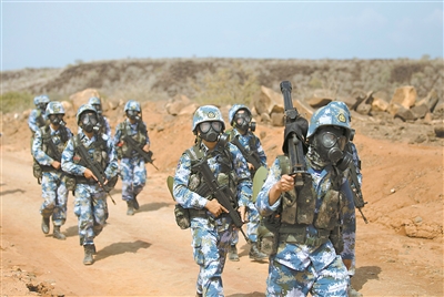 该基地领导表示,此次野外徒步行军是部队进驻后首次在荒漠地区艰苦