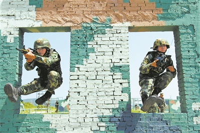 6月6日,武警部队第五片区侦察兵集训队组织300米障碍训练,锤炼官兵