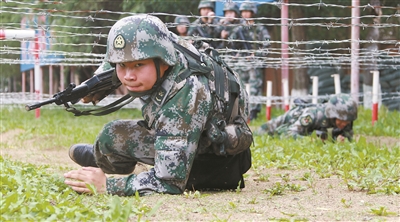 图为李翰林正在与战友进行单兵战术竞赛 马远凡摄