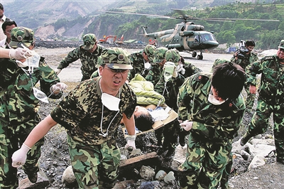 2008年5月12日,汶川特大地震发生后,解放军和武警部队官兵连续奋战