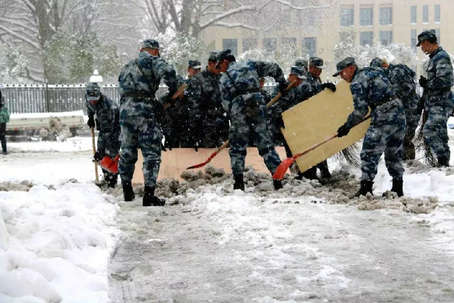 暴雪来袭!这所军校第一时间投入"战斗"!