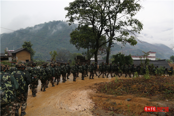 武警官兵怒江大峡谷开展冬季野营拉练