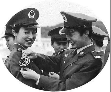 英姿飒爽90年我军女兵服装简史