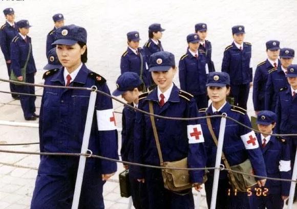 穿海軍夏作訓服的衛生兵穿迷彩服的通信女兵剛剛換上毛料夏常服的軍校