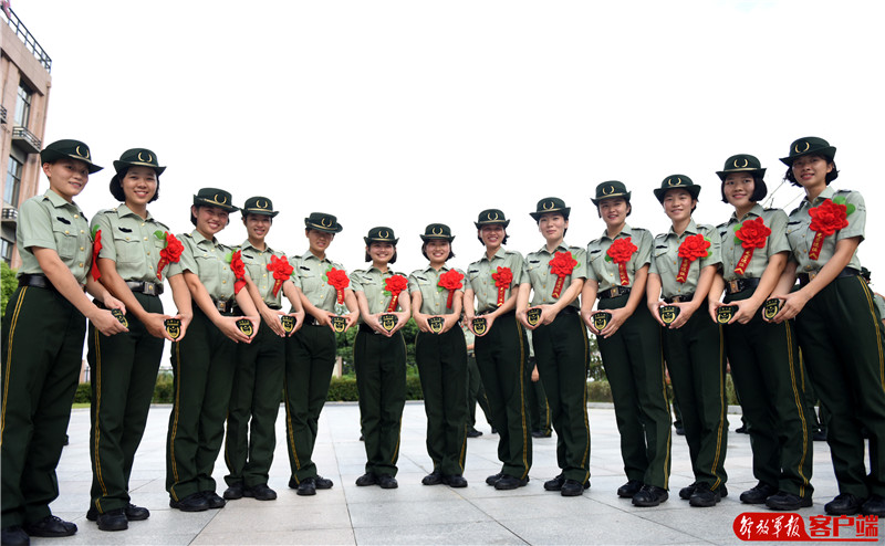 一名退伍女兵向武警部隊旗敬禮.