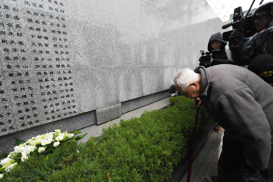 日本人南京纪念馆痛哭图片