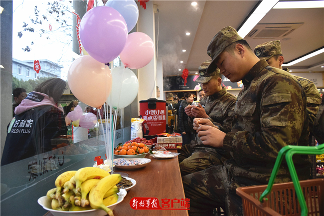 近日,军营社会化保障超市落户63683部队营区