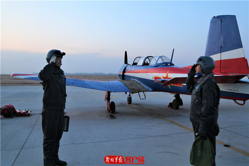 氣象預報員各司其職,走近停機坪,各類保障車輛穿梭其間,機務官兵緊張