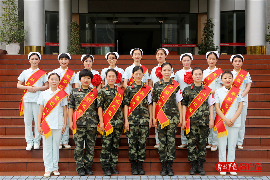 5月9日,武警重庆总队医院受表彰的护士在该院组织的护士风采大赛后