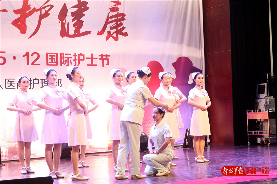 5月9日,武警重庆总队医院护士在该院组织的护士风采大赛上进行礼仪