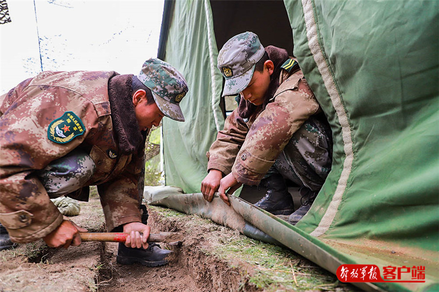 該營官兵滿員出動,緊張有序地投入到宿營部署工作,於當天下午6時完成