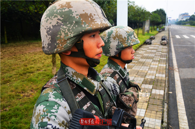 "新战士谢子豪激动的告诉笔者:背着30余斤重的背囊行军,已经累的喘不