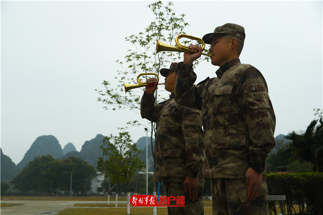 日常训练中的司号员,形象气质佳女兵宋小璇的训练成绩也在不断激励