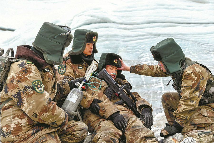 雪地里的边防战士图片