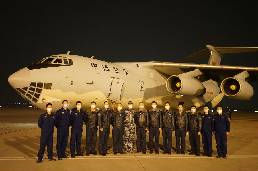 機組人員奉命執行空運空軍軍醫大學醫療隊馳援武漢任務