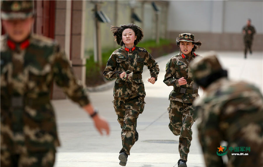 通信大队女兵正在进行3公里越野训练.侯崇慧摄