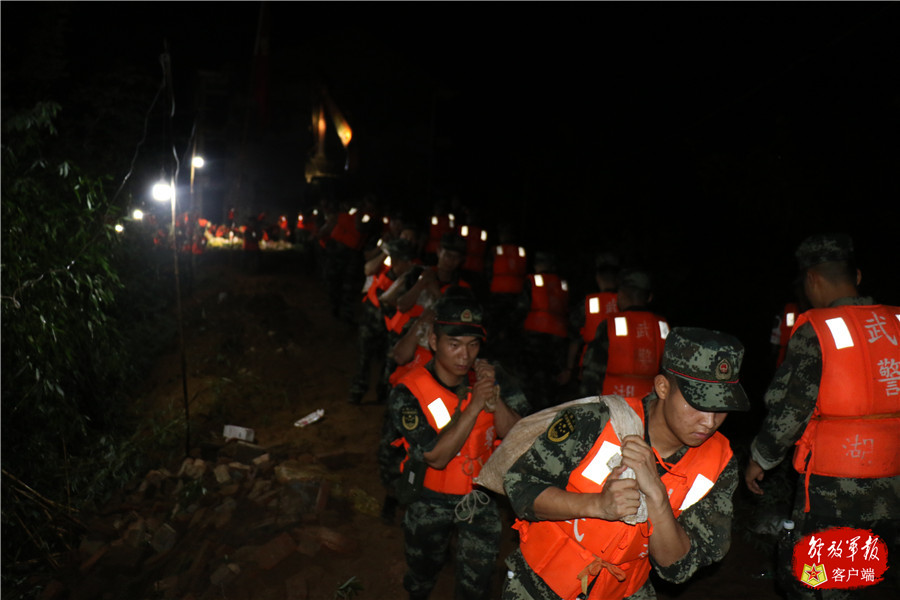 暴雨导致河堤受损 武警官兵闻令而动星夜驰援