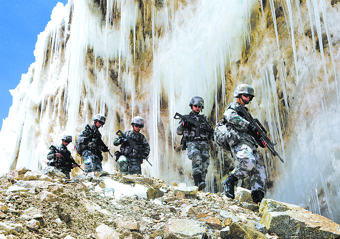 6月24日上午,新疆喀什军分区某边防团克克吐鲁克边防连官兵,在连长左