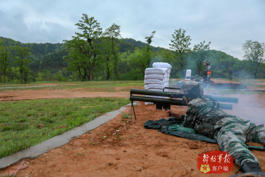 官兵雨中進行臥姿射擊