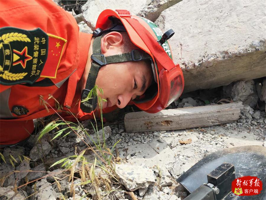 迷彩叢中一點橙,他們就是武警工兵