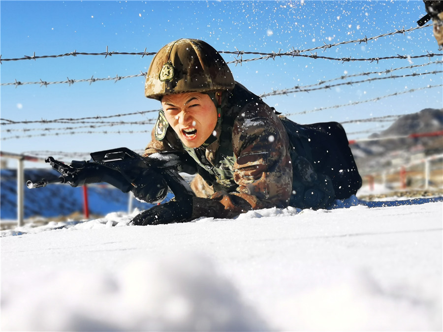 15℃,边防官兵严寒中练兵