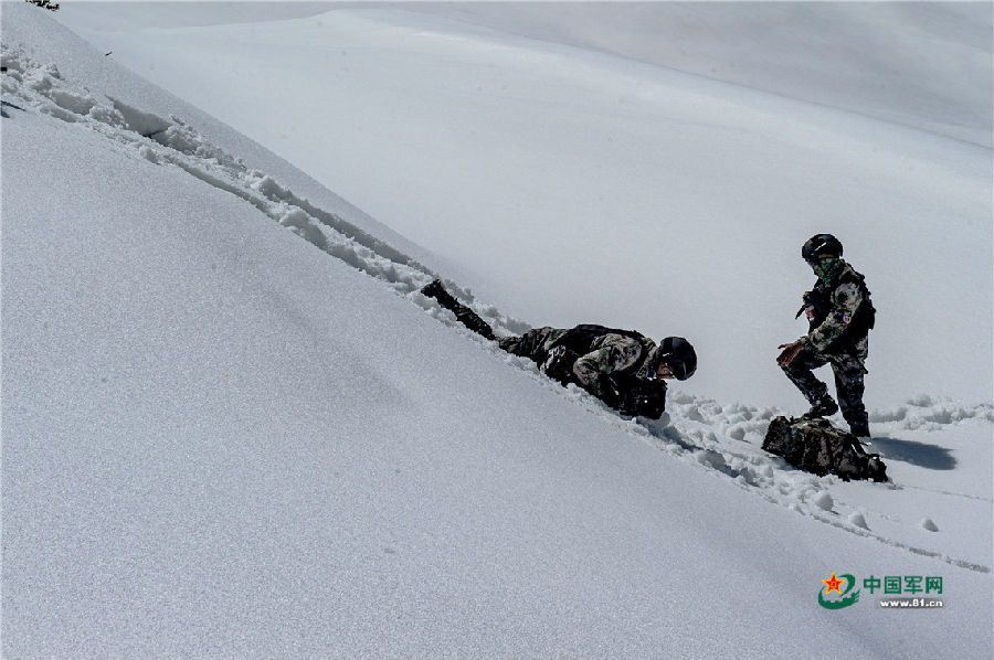 冰凉的雪水浸泡着官兵的战靴