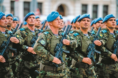 5月6日,保加利亚在首都索非亚举行盛大阅兵式,庆祝军队节
